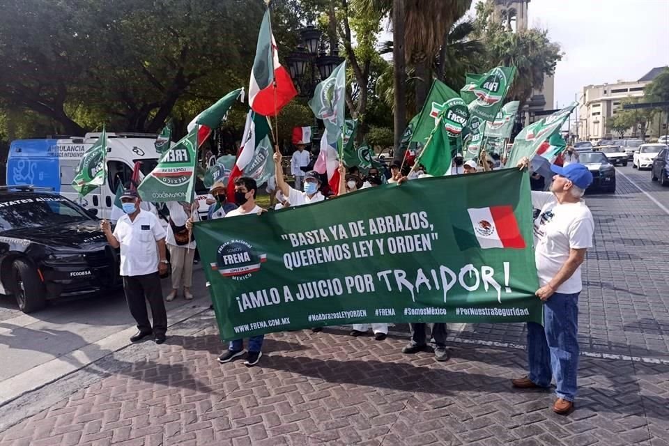 La manifestación comenzó poco después de las 17:00 horas encabezada por una camioneta que lleva el mensaje 'Basta ya de abrazos, queremos ley y orden'.