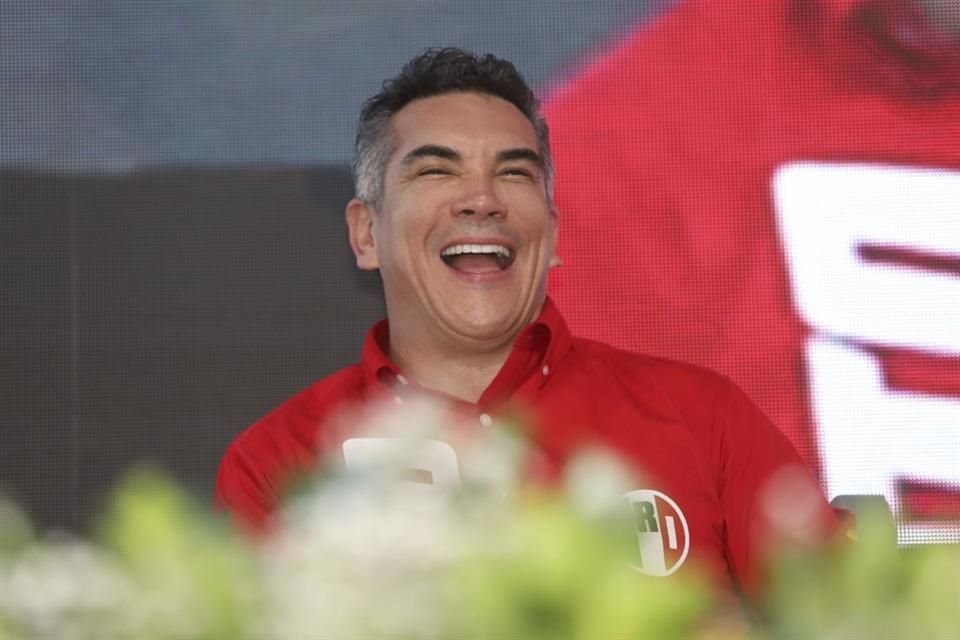 El presidente nacional del PRI, Alejandro Moreno, denunció ante la FGR a la Gobernadora de Campeche, Layda Sansores, por incumplir una suspensión para difundir audios o videos en su programa semanal.