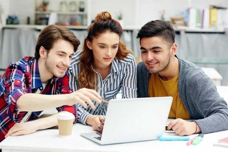 Conoce programas de universidades, instituciones y fundaciones que ofrecen apoyo para continuar estudios en diferentes niveles educativos en el País o el extranjero.