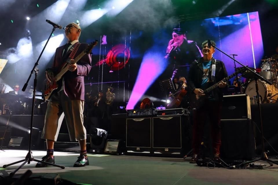 Sabo Romo en el show de Rock en Tu Idioma Sinfónico.