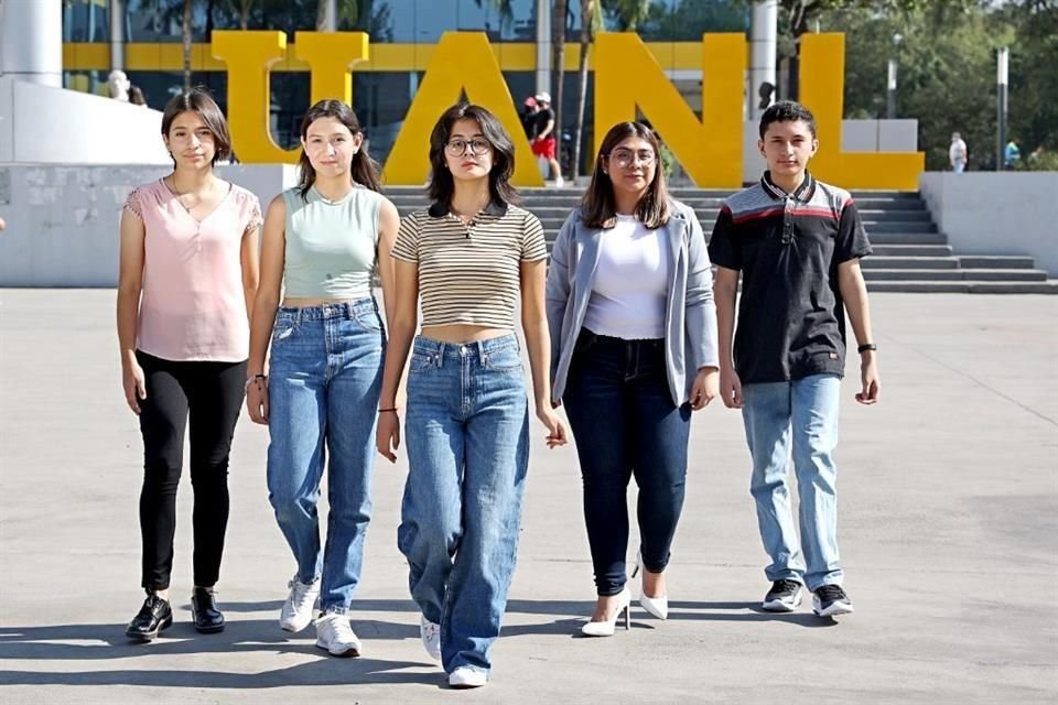 Cinco jóvenes lograron los puntajes más altos en el examen de admisión a las preparatorias de la UANL.
