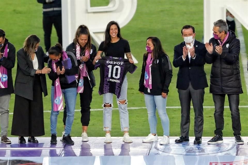 La española Jennifer Hermoso, de Pachuca Femenil, fue presentada al medio tiempo del partido.