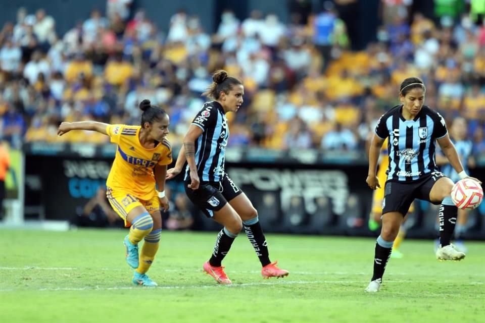 El primer tiempo Tigres Femenil pudo anotarle varios goles a Gallos, pero no pudo hasta el 45'.