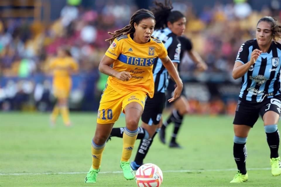 El primer tiempo Tigres Femenil pudo anotarle varios goles a Gallos, pero no pudo hasta el 45'.