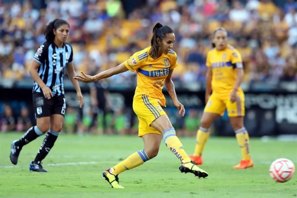 El primer tiempo Tigres Femenil pudo anotarle varios goles a Gallos, pero no pudo hasta el 45'.