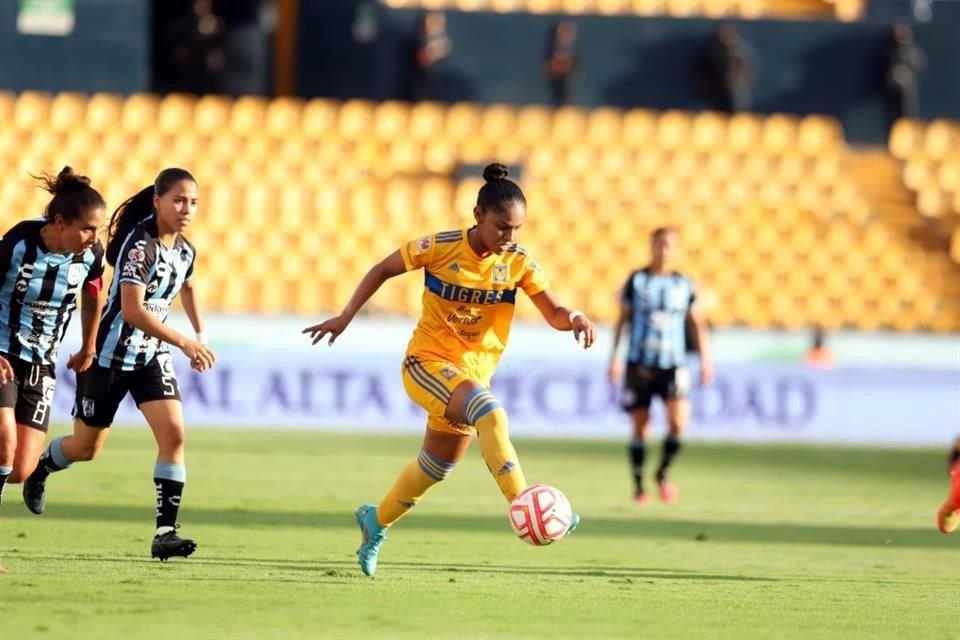 El primer tiempo Tigres Femenil pudo anotarle varios goles a Gallos, pero no pudo hasta el 45'.