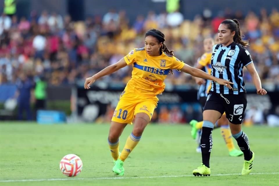 El primer tiempo Tigres Femenil pudo anotarle varios goles a Gallos, pero no pudo hasta el 45'.