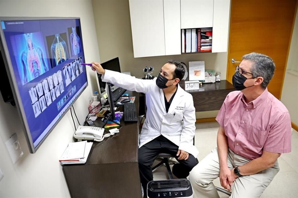 El especialista en neumología y medicina crítica Sergio Sánchez Salazar (izq.) es parte del equipo que realiza el protocolo de investigación.