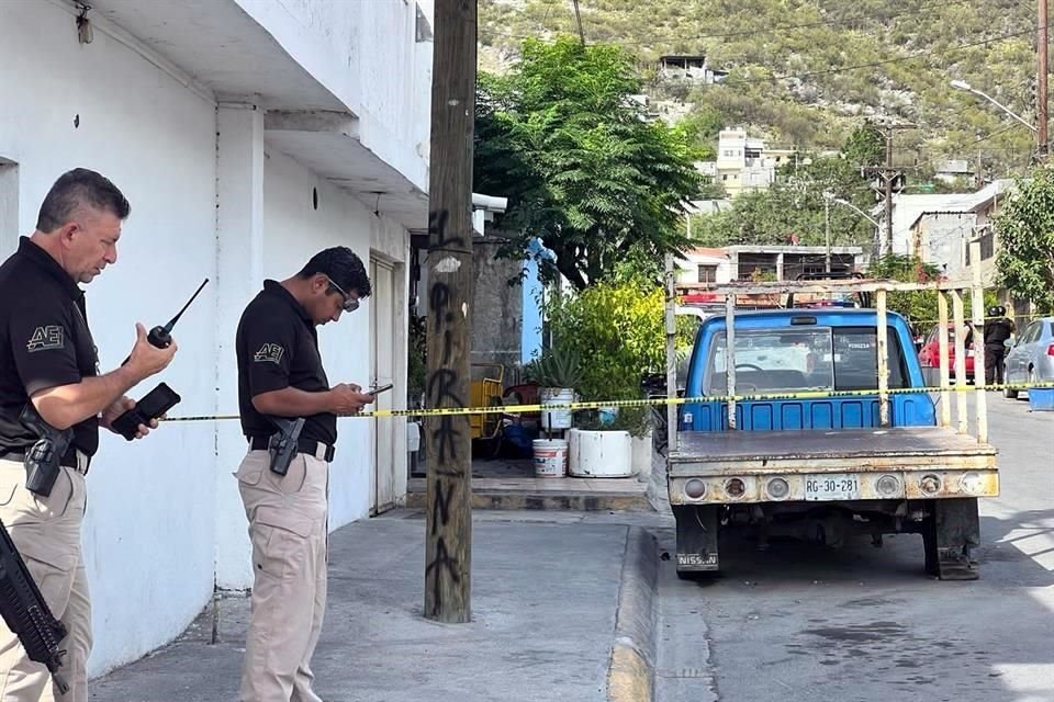 Policías ministeriales custodian los cuerpos de los tres hombres, que quedaron afuera de una casa de la Colonia Valles de San Martín.