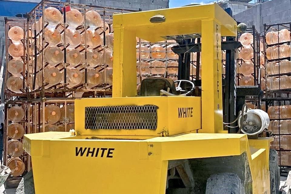 Unos mil 120 garrafones de los mil 600 robados fueron ubicados en una bodega de Apodaca, donde eran movidos con un montacargas.