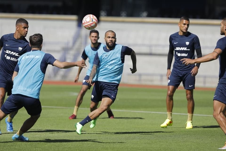 Dani Alves entrenó por primera vez con los Pumas y está listo para debutar.