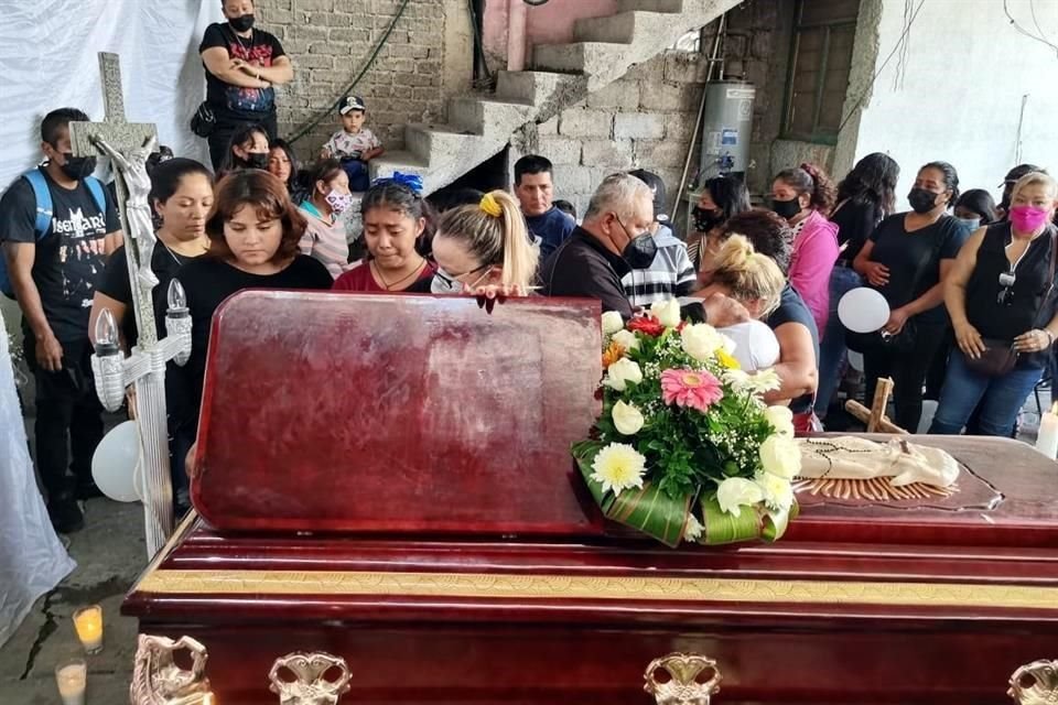 Familiares de Margarita Ceceña, quien fue quemada en Cuautla, velan a la mujer en un domicilio de Ecatepec, donde vivió hasta hace 6 meses.