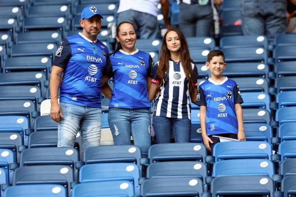 El color en el BBVA para el partido Rayados-Puebla.