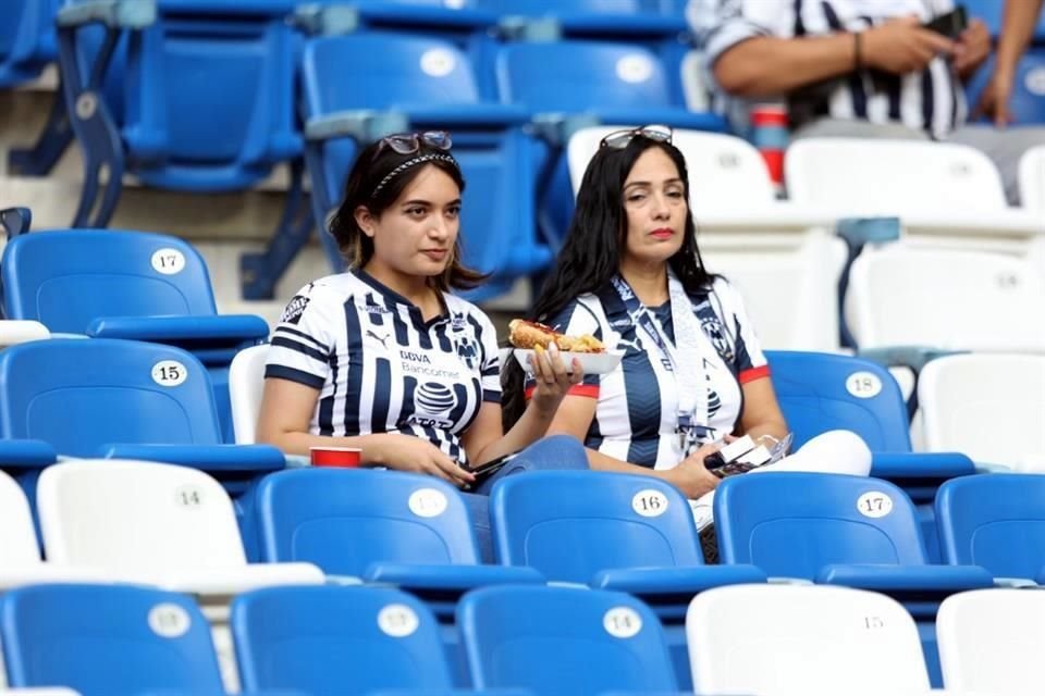 El color en el BBVA para el partido Rayados-Puebla.