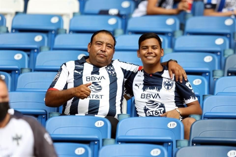 El color en el BBVA para el partido Rayados-Puebla.