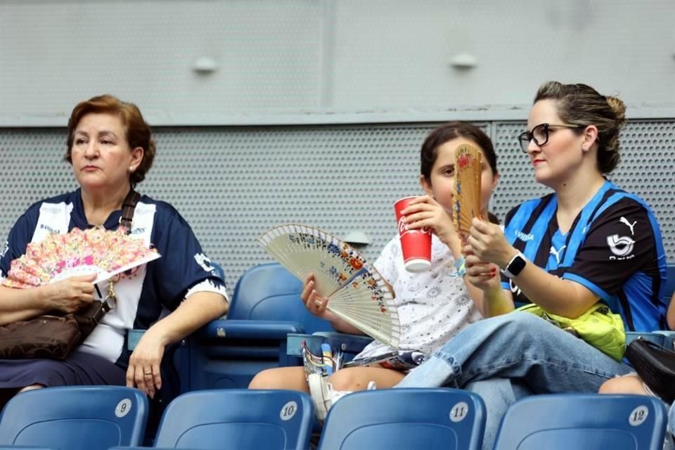 El color en el BBVA para el partido Rayados-Puebla.