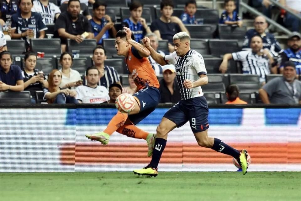 El Monterrey desperdició varias de gol en el segundo tiempo y se conformó con el 1-0.