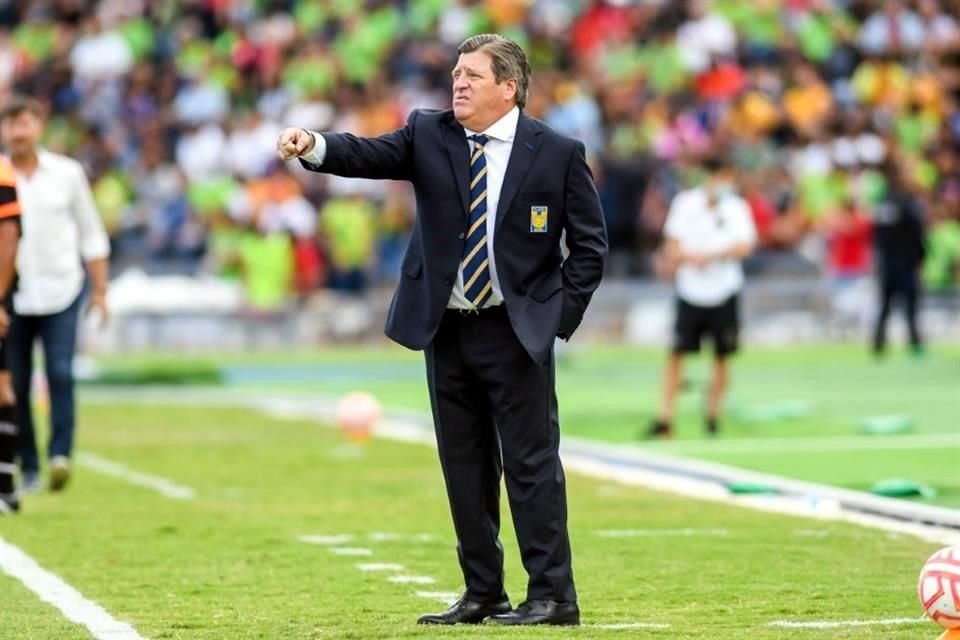 Miguel Herrera estuvo atento en todo momento desde el área técnica.