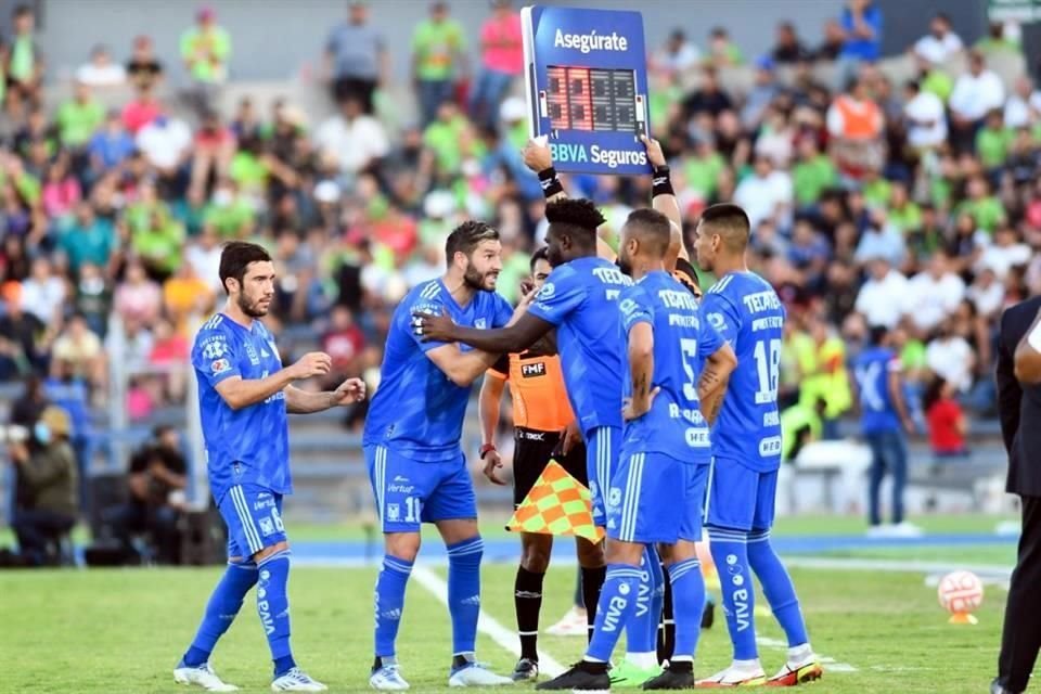 Casi al final del encuentro, Herrera movió sus piezas y le dio entrada a Jordy Caicedo, por Gignac.