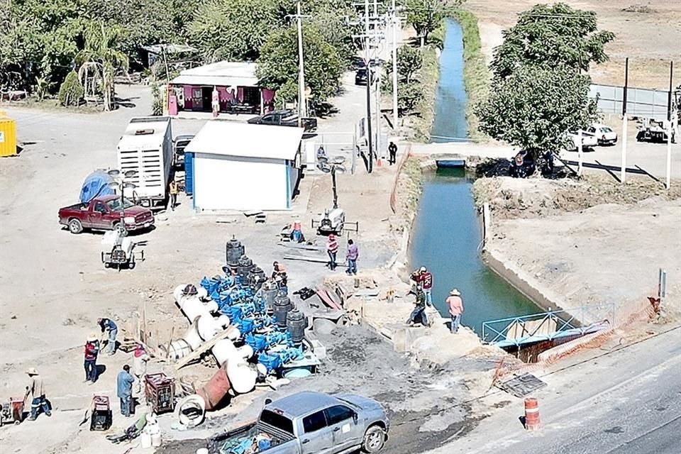 La toma de agua está junto a un canal en Montemorelos que se alimenta del Río Pilón.