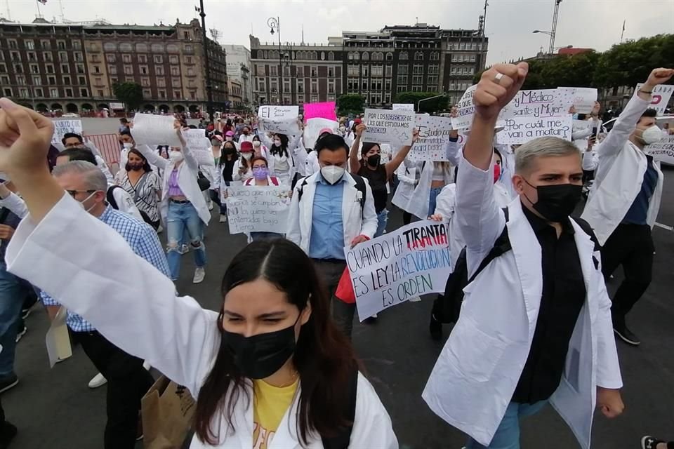 Los pasantes protestaron frente a Palacio Nacional.