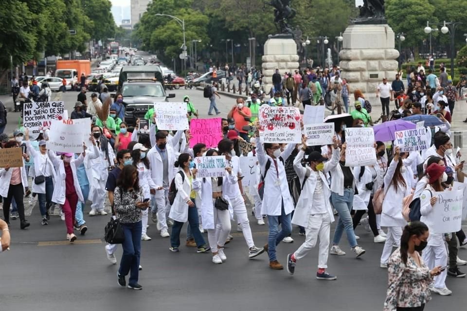 Al caminar sobre Paseo de la Reforma, los médicos portaban pancartas en las que exigían seguridad.
