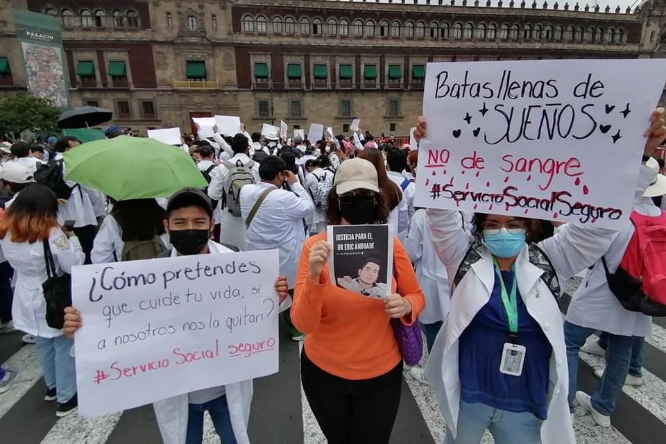 Los manifestantes exigieron justicia por el asesinato de Eric Andrade, pasante que fue asesinado en un hospital de Durango.