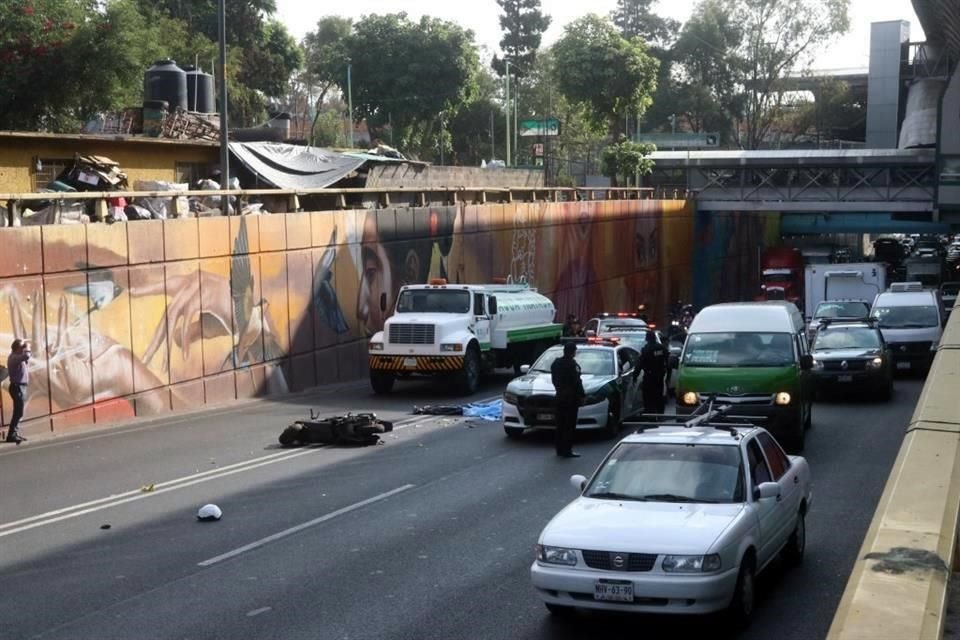 El motociclista perdió el control y cayó al paso de la unidad que transportaba agua tratada, cuyo conductor no pudo evadirlo y le pasó por encima.