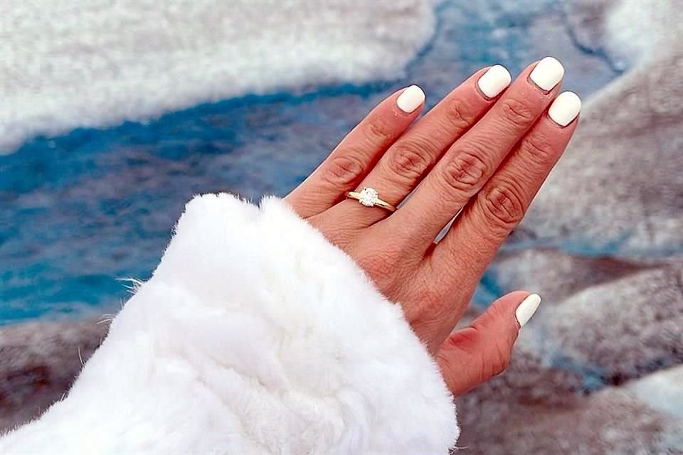 Alberto Moreno sorprendió a su novia, Chabe Andonie con el anillo de compromiso durante sus vacaciones en Alaska.