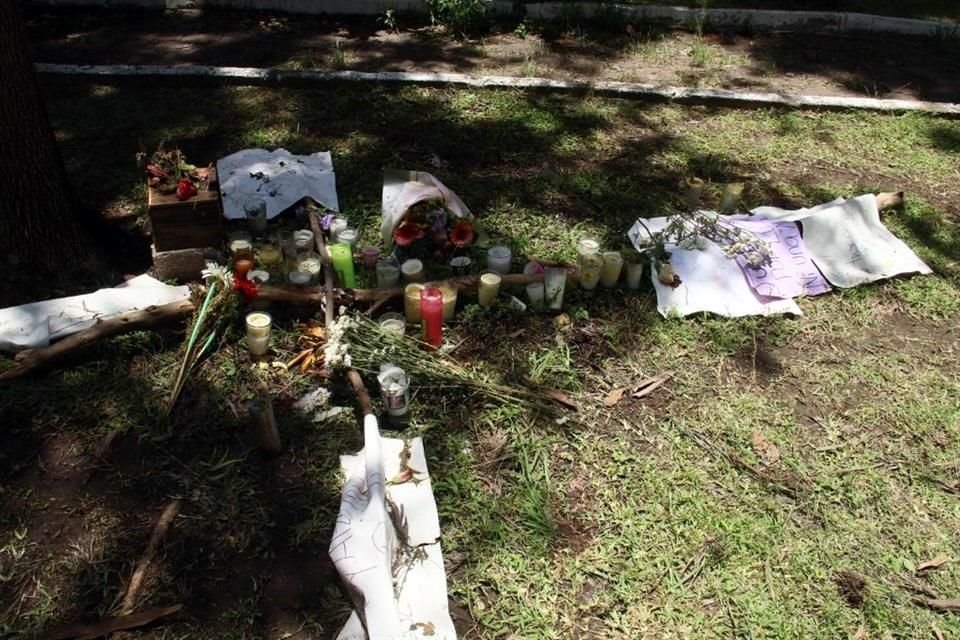 En el parque de Arcos de Zapopan, donde fue atacada Luz Raquel, han dejado flores y veladoras.