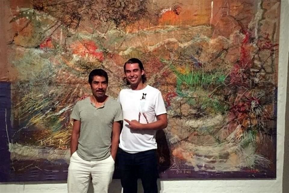 Gabriel Gómez Íñiguez (der.) ha apoyado el arte de Gabriel Salvador Cruz desde que lo conoció en Oaxaca hace 10 años.