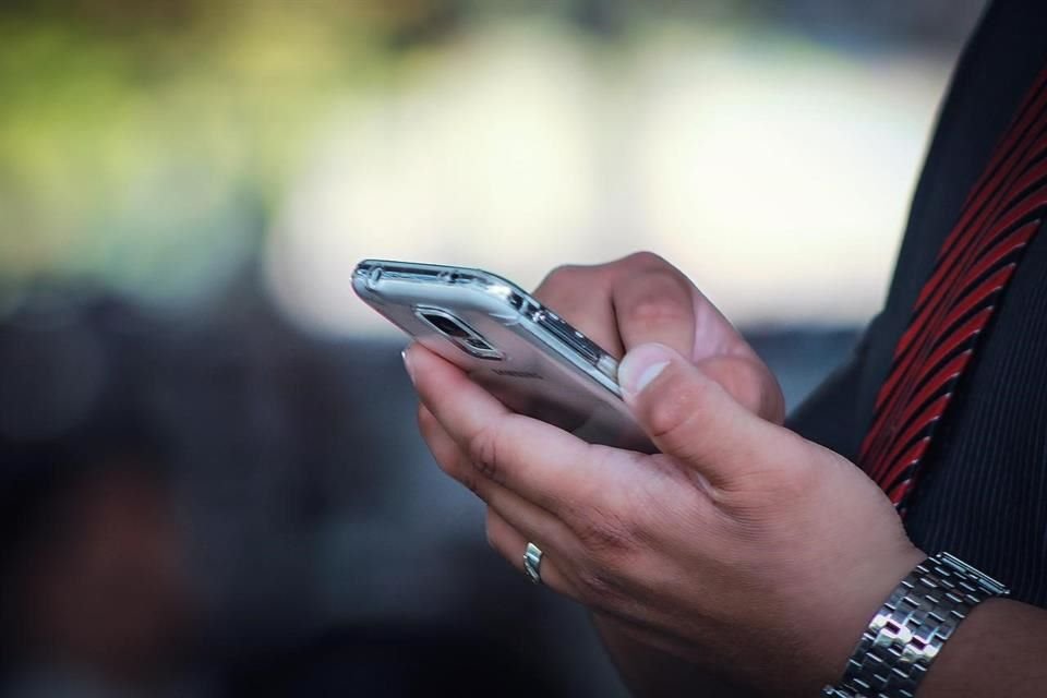 Para dar un préstamo, la aplicación pide fotografía de INE, número de cuenta bancaria, una selfie, dos referencias y aceptar los términos y condiciones de la supuesta financiera. 