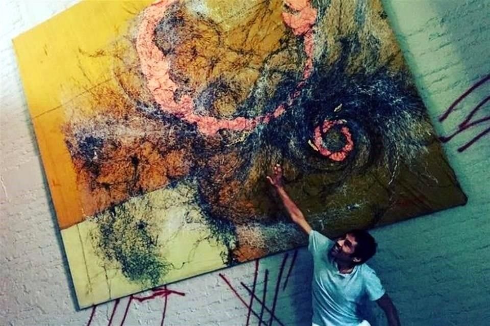 El artista oaxaqueño y una de sus creaciones, 'La Tierra, la Luna y el movimiento del universo'.