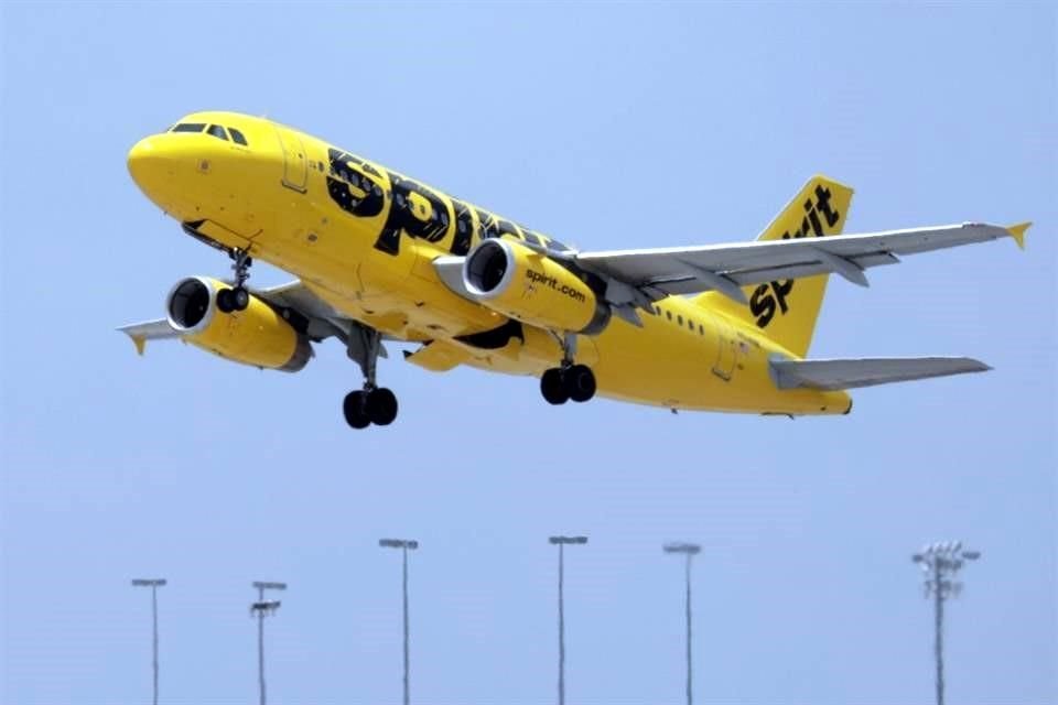La aerolínea combinada tendrá una flota de 458 aviones. Las dos seguirán operando de manera independiente hasta después que se concrete la fusión.