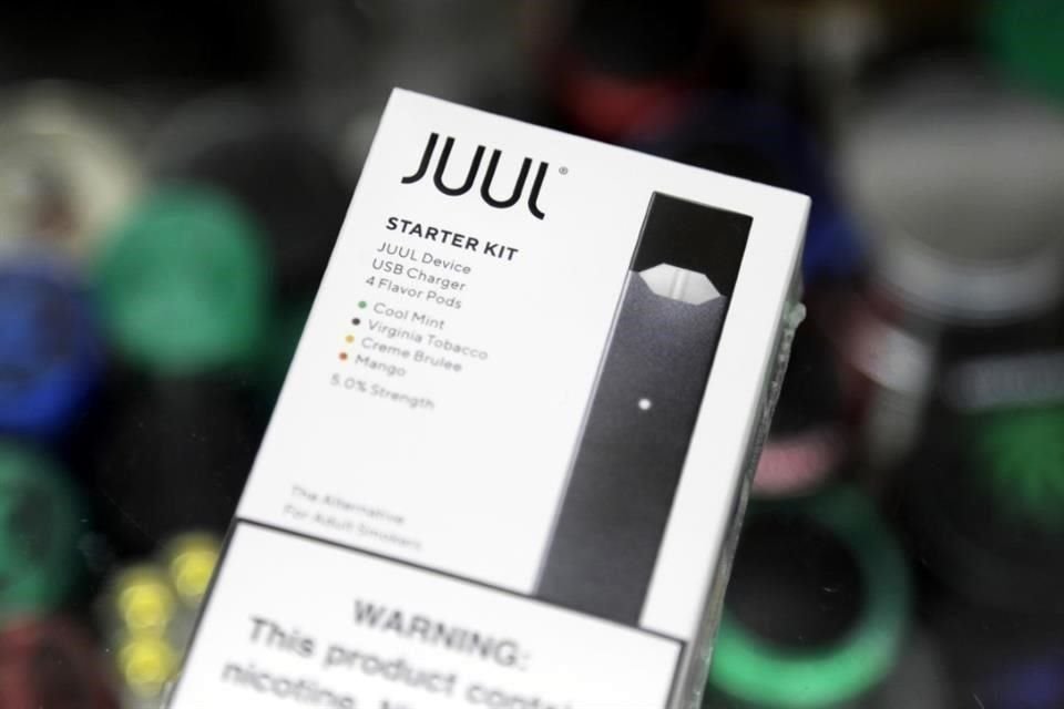 En junio, la FDA anunció planes para prohibir los cigarros electrónicos que usan cartuchos pequeños, diciendo que Juul no había proporcionado información clave sobre químicos potencialmente dañinos.