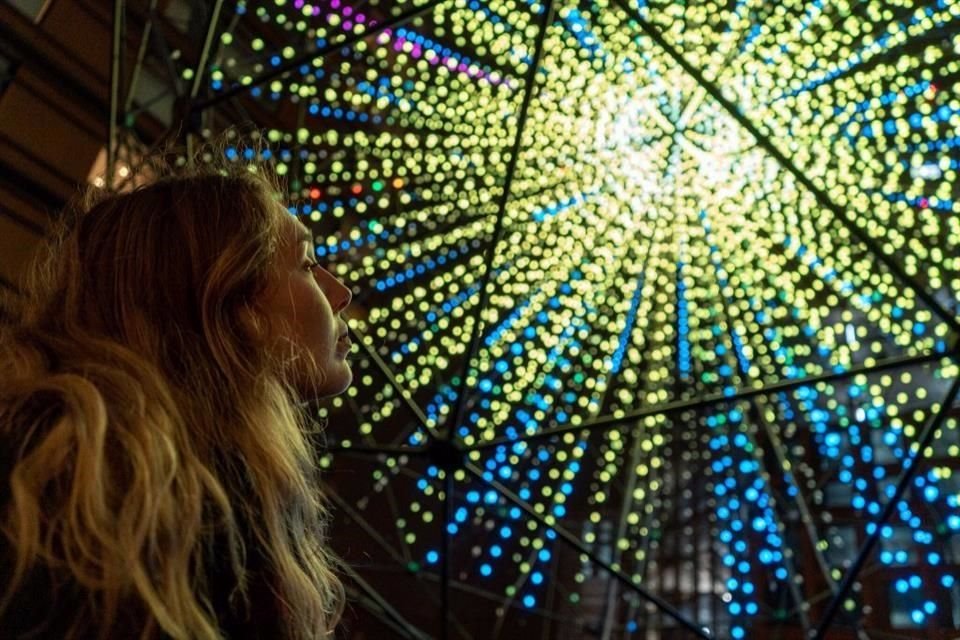 Wave es una instalación de luces y sonido conformada por 500 esferas suspendidas en el techo.