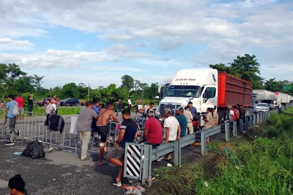 Ayer, decenas de migrantes se enfrentaron a guardias nacionales antes de iniciar bloqueo.