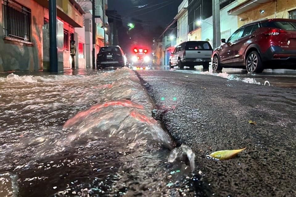 Una megafuga de agua se registra en la Colonia Nativitas. La presión con la que el agua sale del subsuelo levantó el pavimento.