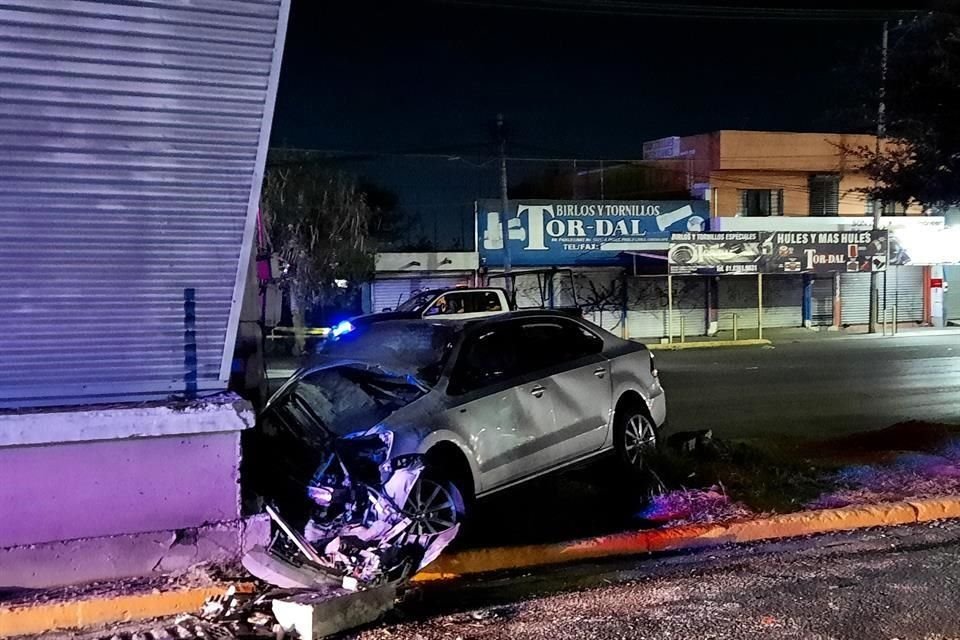 Cerca de las 0:40 horas fue reportado el accidente en la Avenida Pablo Livas y San Sebastian, en la Colonia Miguel Hidalgo.