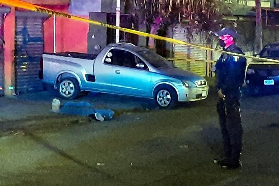 Algunos testigos corrieron para sacar al conductor del auto, ya que comenzó a salir humo del motor, ante el temor de que se incendiara.