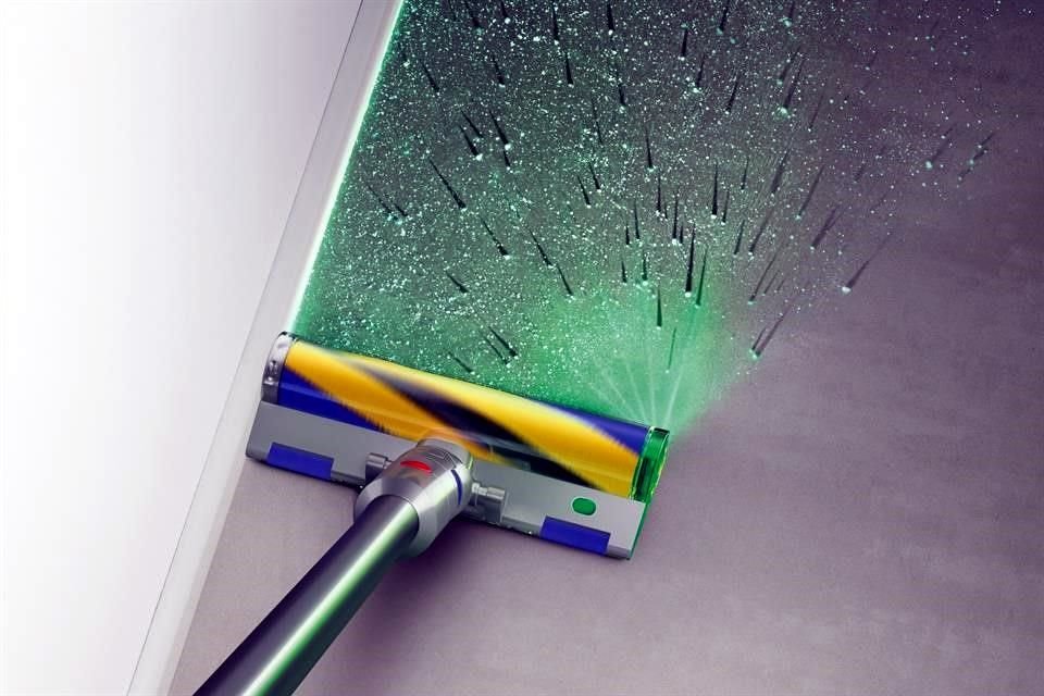 La Dyson V12 Detect Slim utilizando la tecnología láser que muestra las partículas de polvo.