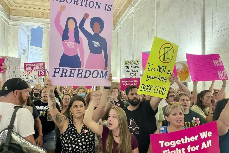 Manifestantes por el derecho al aborto cantan frente a las cámaras del Senado de Virginia Occidental antes de una votación sobre un proyecto de ley sobre el aborto.