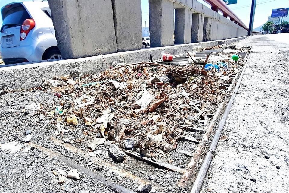 Luego de que la lluvia del jueves arrastró basura que tapó pluviales, Protección Civil advirtió de riesgos si los municipios no limpian las alcantarillas antes de precipitaciones fuertes.