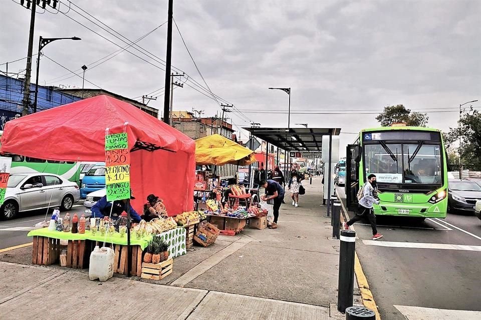 Usuarios del servicio emergente de la Línea 1 han notado un incremento de ambulantes tras la suspensión del Metro.