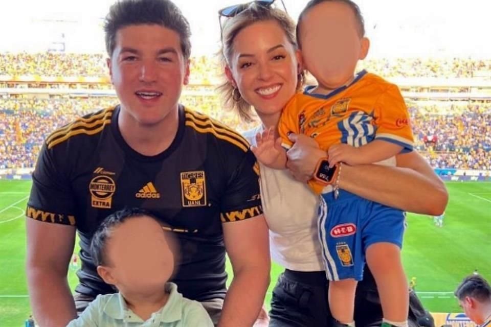 Emilio (de amarillo) y otro niño del DIF acompañaron al estadio al Gobernador y su esposa.