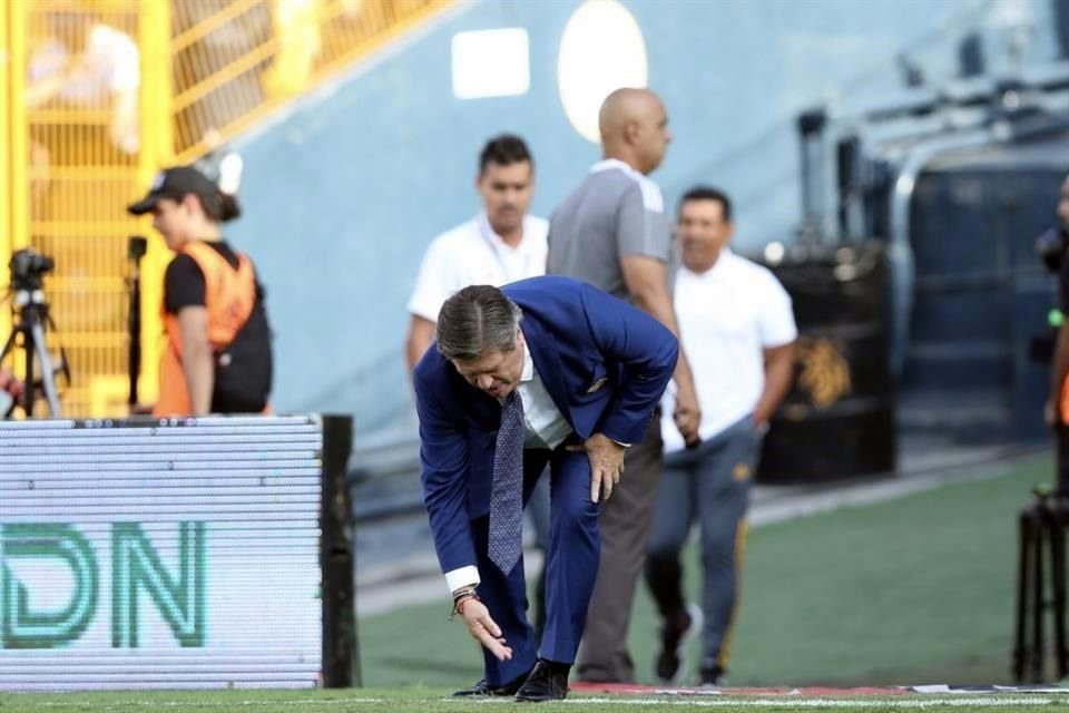 Miguel Herrera se persigna antes de pisar la cancha del Uni.