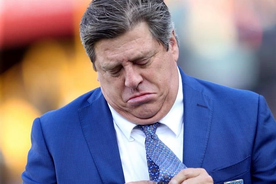 Miguel Herrera, revisando todos los detalles de su atuendo.