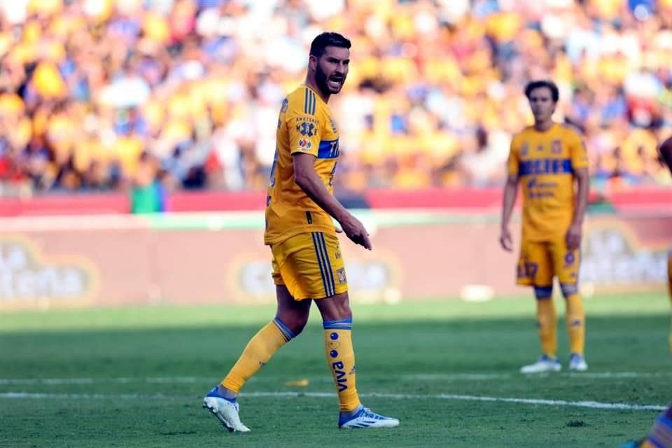 André-pierre Gignac y Raymundo Fulgencio, en plena charla.