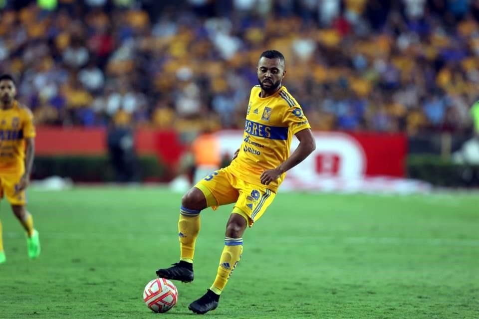 La presencia de Carioca en el once titular de Tigres fue del agrado de la afición, que aplaudió al brasileño al arranque del juego.