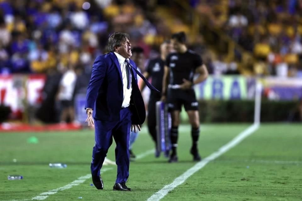 Miguel Herrera estalló cuando el árbitro central le expulsó a Vigón.